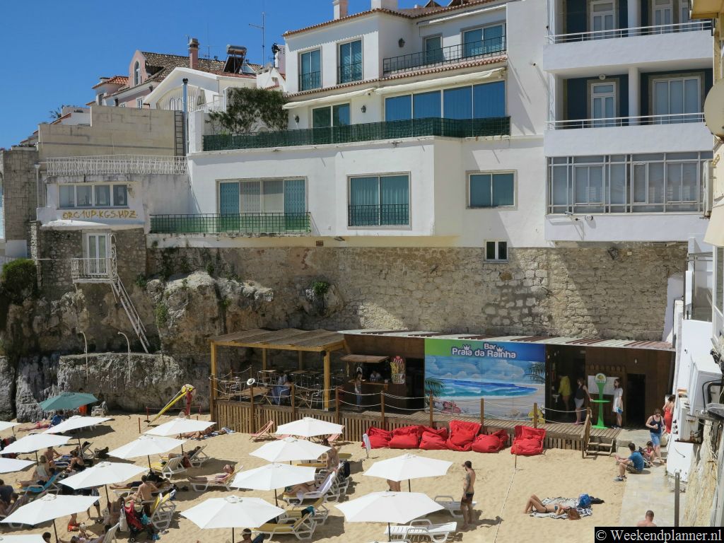 Het kleine strand Praia da Rainha ligt in het centrum van Cascais en is met zijn rotsen en witte strand ook het mooiste strand van Cascais. Tip: Vakantie in Cascais.